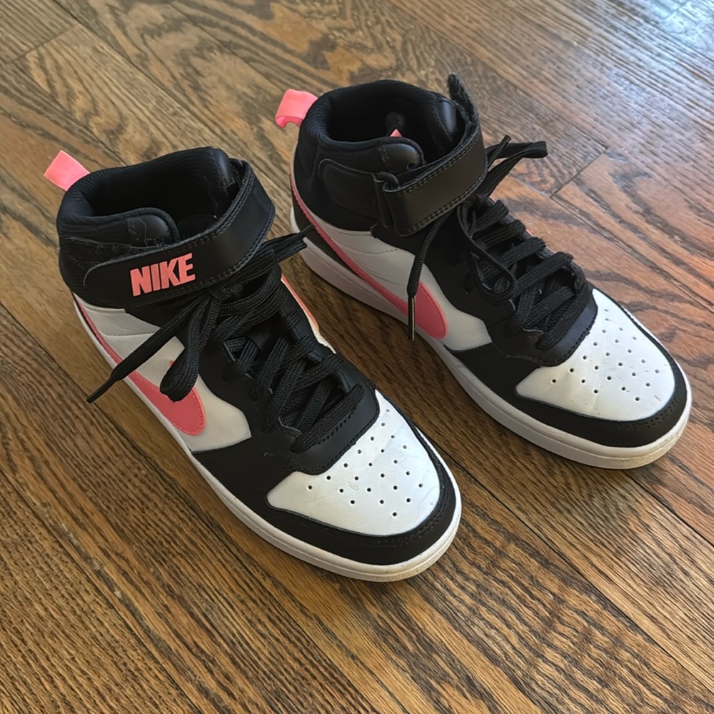 Girls Nike Sneakers. Pink and Black. Size 4y